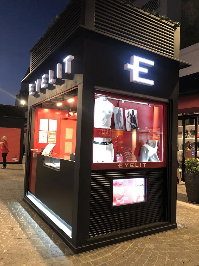 Construcción de stand comercial en Las Lomitas Street
