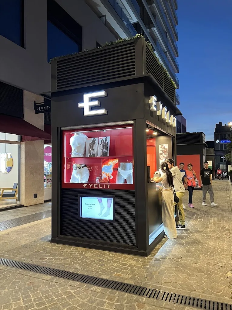 Construcción de stand comercial en Las Lomitas Street