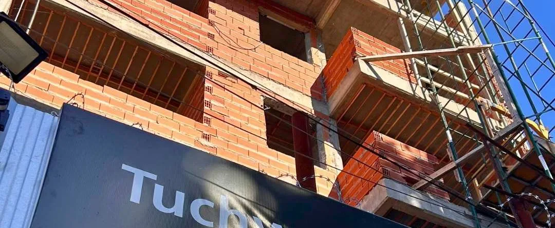 constructora-zona-sur-edificio-en-obra-tuchweber