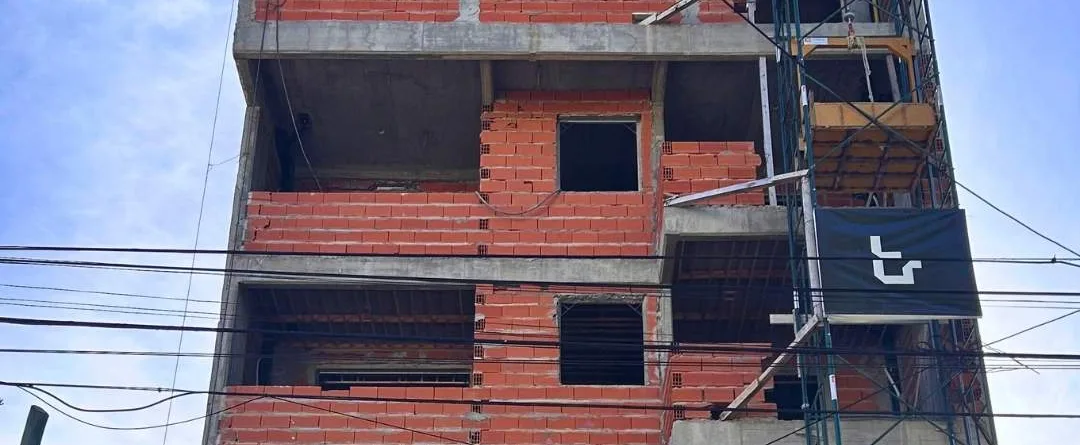 constructora-zona-sur-edificio-en-obra-tuchweber